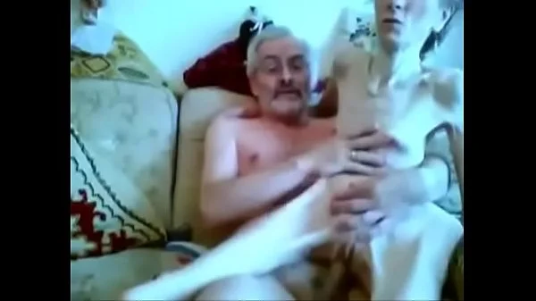 comendo a velha magrela no sofá