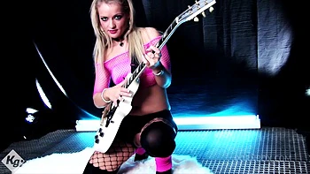 Stuff The Petite Blonde Rock Chick