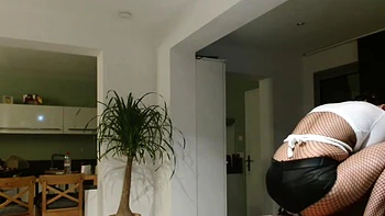 pas eu le temps d aller a la chambre il me baise dans la salle a manger