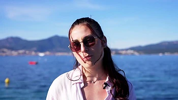 As delighted as she is excited, Alicia, 43, takes on two men! - Jacquie et Michel TV