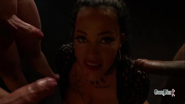 Dick or Treat Toerist milf Creampie Gangbang in Amsterdam