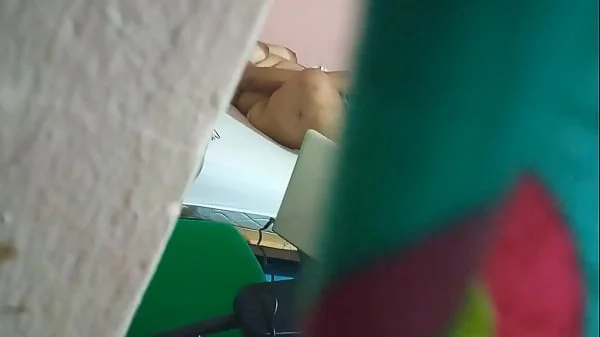 Me gusta ir a casa de mi abuelita porque puedo espiar a mi tía