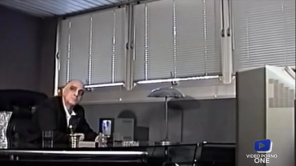 Julia Channel, belle brunette aux gros seins baisée en voiture