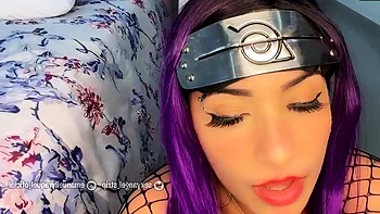 Vestida como Anko Mitarashi do Naruto, ela se diverte