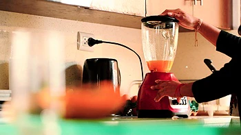 Brazilian big-assed woman arrives in Peru and fucks