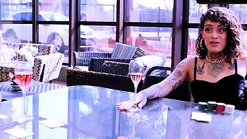 O marido perdeu-me numa partida de poker para uma mulher