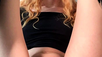 Solo pussy toying redhead close up action