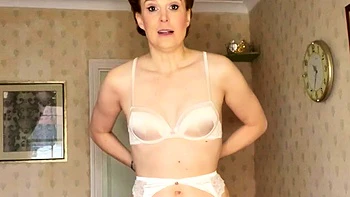 Cumshot amateur MILF suck and jerks dude in the bedroom