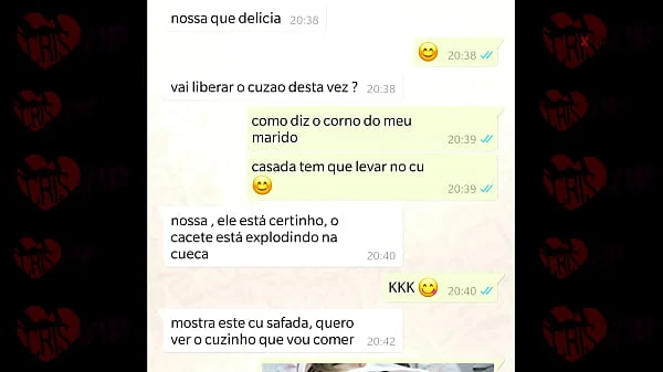 Corno não aguenta o tesão e tira a camisinha do comedor que enche o cu da sua esposa de porra | Cristina Almeida