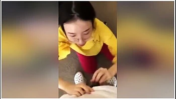 Fuck Girls 做错事 女友自觉蹲下来口交请求原谅