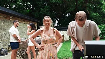 Sweetheart Klara Divine swallows two cumshot after FMM fuck