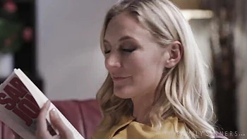 Skinny blonde hottie Mona Wales likes hardcore morning fuck