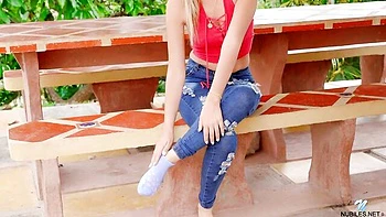 Soloing chick Samantha Uzcarrieta nicely plays with her wet hole