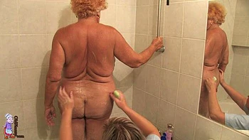 Old ladies Kata and Hermine also love having fun in the bathroom