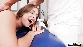 Stunning Ambar Lapiedra at blowjob action