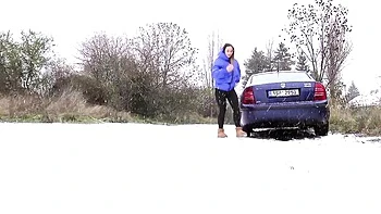 Stunner Naomi's straight hair action