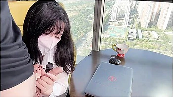 清纯秘书为升职加薪主动献身老板落地窗前被爆操内射 看桃桃完整版视频请关注推特入群哦