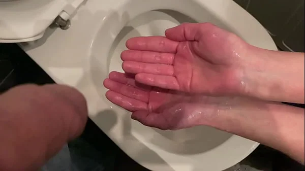 I keep his Dick when he Pee and next washing my hands in pissing