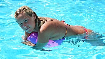 Sophie Moone shows off her nice bikini body by the poolside