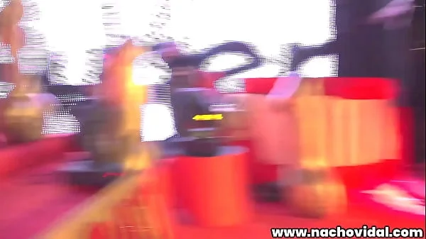 En la feria del sexo en España el atractivo fue Nacho Vidal que demostró  en público como folla con su mujer  frente a todas las personas que asistieron al evento