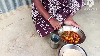 Desi Bhabhi Ne Chicken Ke Sath Roti Khaya Aur Masti Ki