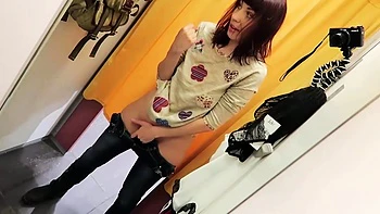 masturbation orgasmique dans une cabine d essayage