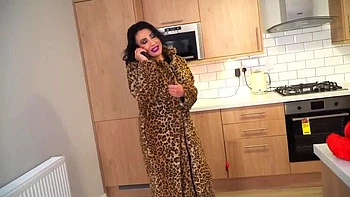 Nicole DuPapillon Big Tits MILF Live Cam Wank & Squirting Orgasm in Kitchen