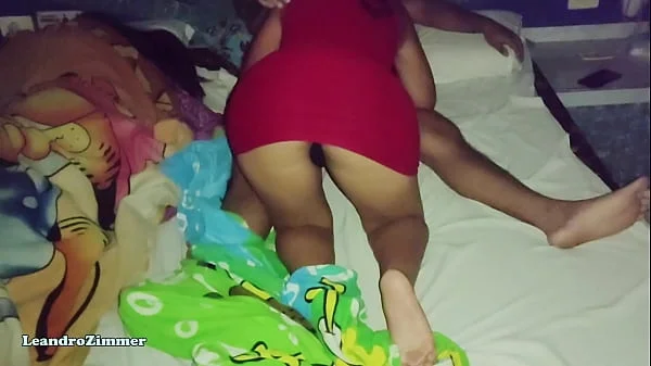 Esposa coloca una cámara escondida por que sabe que su esposo le es infiel con su hermanastra en las noches / descubre que se la folla hasta en la misma cama / LeandroZimmer / ChloeBearwolf