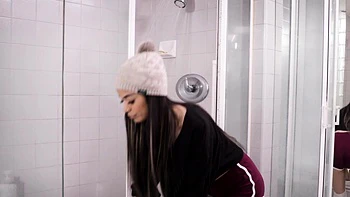 Savannah Sixx’s family blowjob in the shower