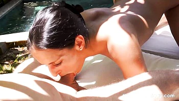 Kurvige Teen Betzz reitet draußen auf großem Schwanz