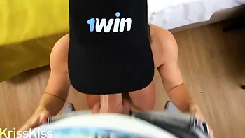 Эбони шатенка с большим членом кончает ей в рот и на лицо