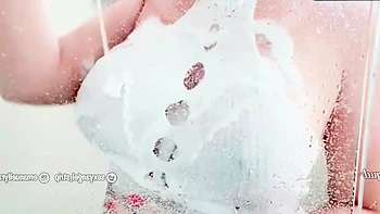 Gostosa latina provoca no banheiro com bunda grande e