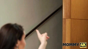 Брюнетка-мама Ди Деви трахнута в кухне сзади по-собачьи