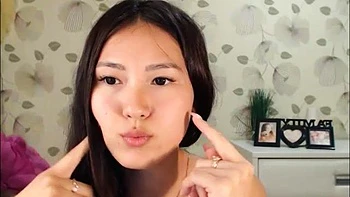 Amateur Asian Gloria Teases Solo on Bongacams