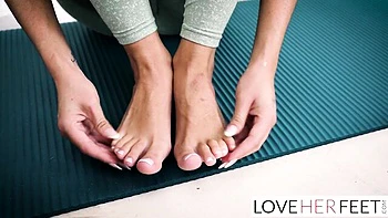Sexy Lexy worships feet with kinky footjob