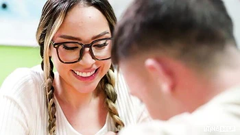Ester Ana la geek en lunettes chevauche une grosse queue blanche