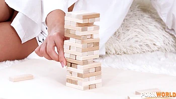 Подружки-тинейджерши играют в Дженгу и жарко ебутся