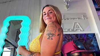 Abby Rose gicle fort avec grosse bite POV