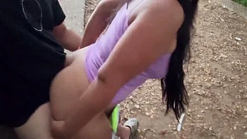 Chica colombiana caliente follada a cuatro y chupando polla en público