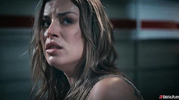 Anna Claire Clouds et Roxie Sinner chevauchent de grosses bites et sucent fort