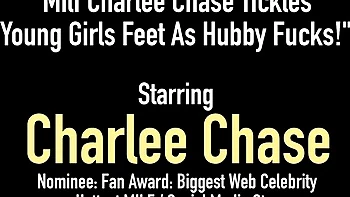 Blonde Mutter Charlee Chase lutscht Schwanz im Doggy