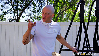 Baise dans le jardin avec grosses bites et gros seins