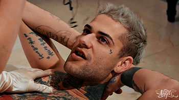 Sin modales: Fisting anal y profunda garganta