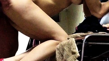 Brünette Milf fickt Doggy Style