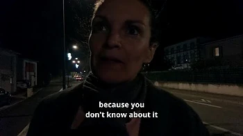 Чужак ебет горячую MILF сзади и кончает ей в огромную задницу