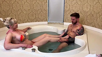 Blonde Pawg wird im Whirlpool hart von Steve Rickz gefickt