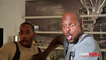 Извращённая блондинка Кинуски трахает два члена в анус