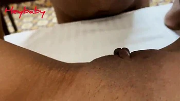 Asiatisches Girl stöhnt nah beim creampied Doggy-Fick