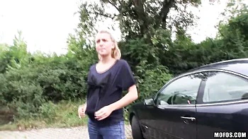 Nikol blonde pulpeuse en levrette avec pipe profonde