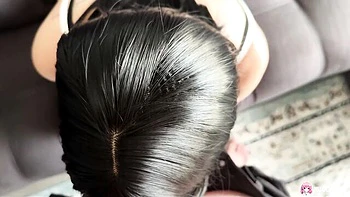 Viki chevauche une grosse queue en levrette, jouissance en gros plan